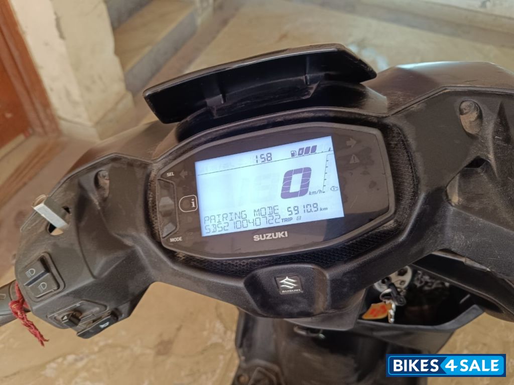 Black Suzuki Avenis 125 Ride Connect Edition