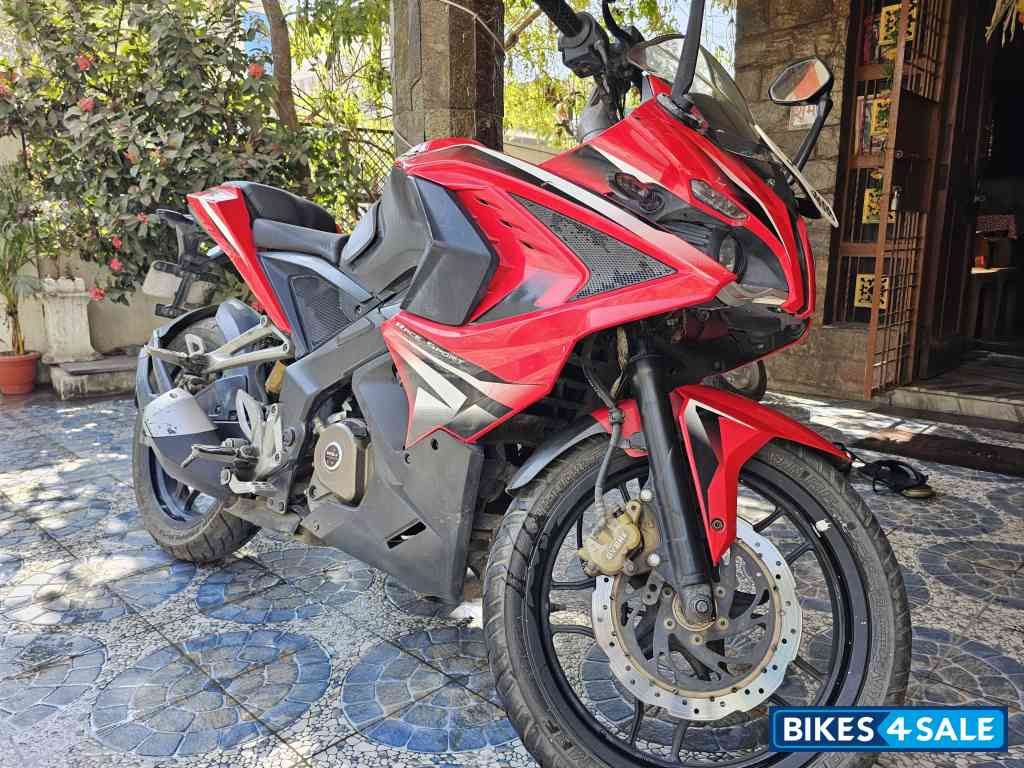 Red / Bajaj Pulsar RS 200