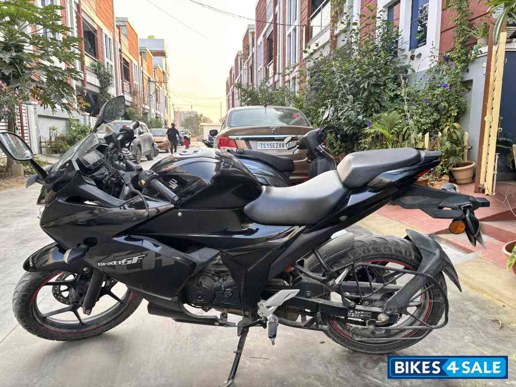 Black Suzuki Gixxer SF BS6 Black Suzuki Gixxer SF BS6