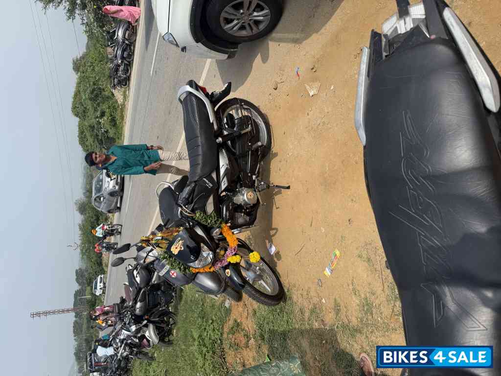 Black Gray Stripe Hero HF Deluxe BS6 Black Gray Stripe Hero HF Deluxe BS6