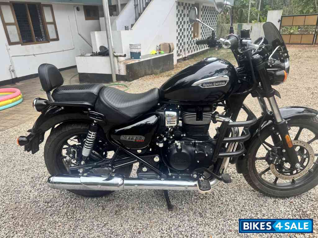 Pure Black (glossy) Royal Enfield Meteor 350 Stellar Pure Black (glossy) Royal Enfield Meteor 350 Stellar