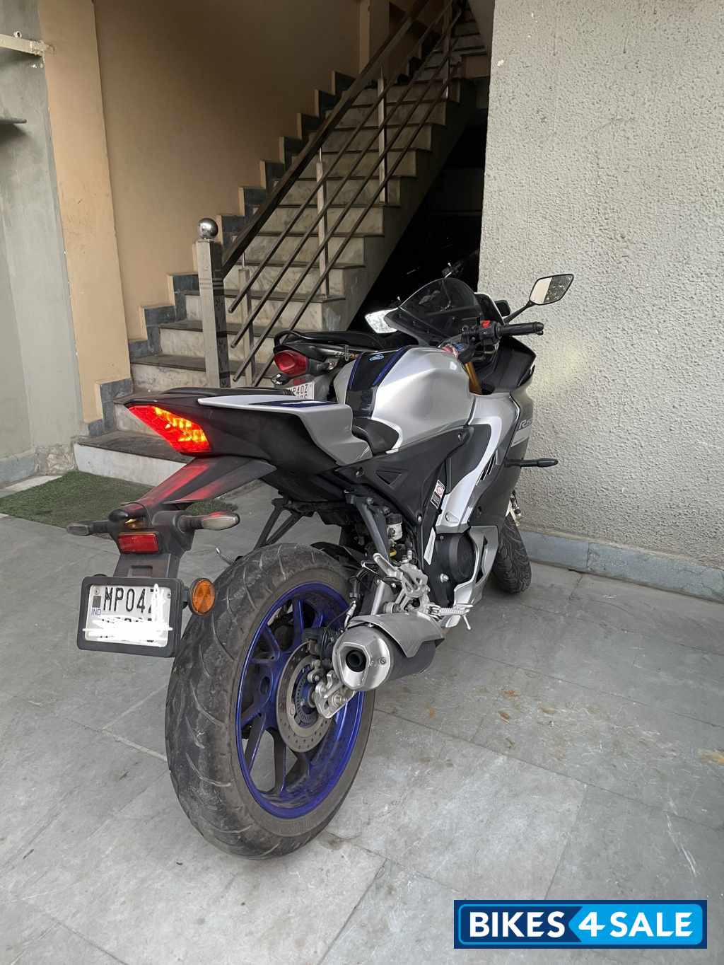 Silver Yamaha R15M Silver Yamaha R15M