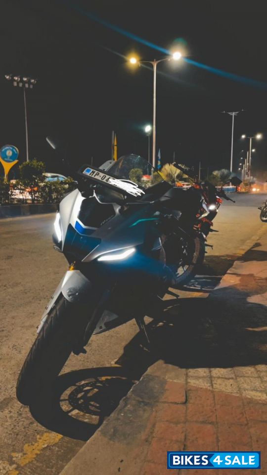 Silver Yamaha R15M Silver Yamaha R15M