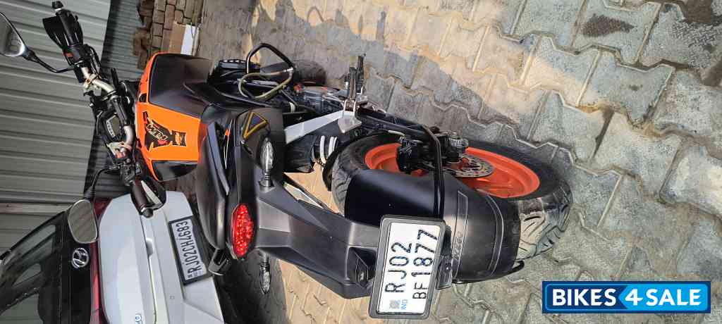 Orange KTM Duke 200 Orange KTM Duke 200