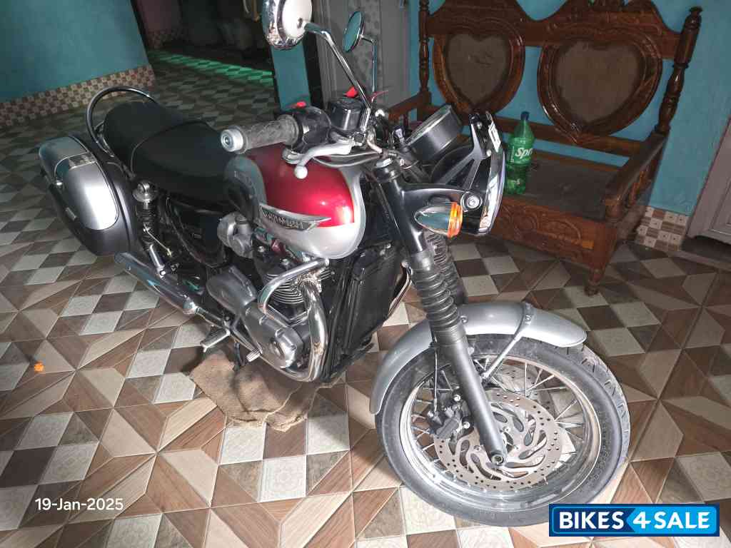 Cranberry Red+ Silver Triumph Bonneville T120