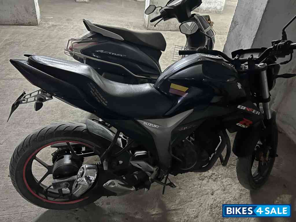 Black Suzuki Gixxer 150 Black Suzuki Gixxer 150