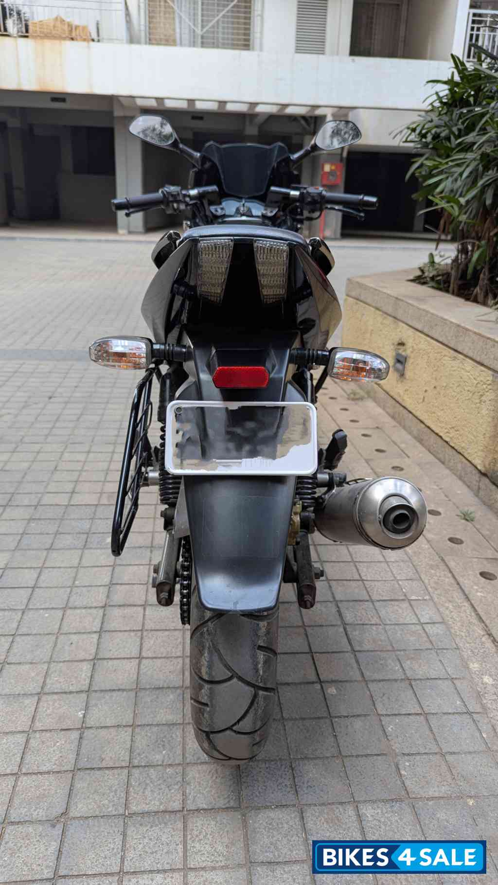 Black Bajaj Pulsar 220F Black Bajaj Pulsar 220F