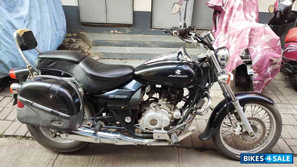 Midnight Black Bajaj Avenger 220 DTS-i