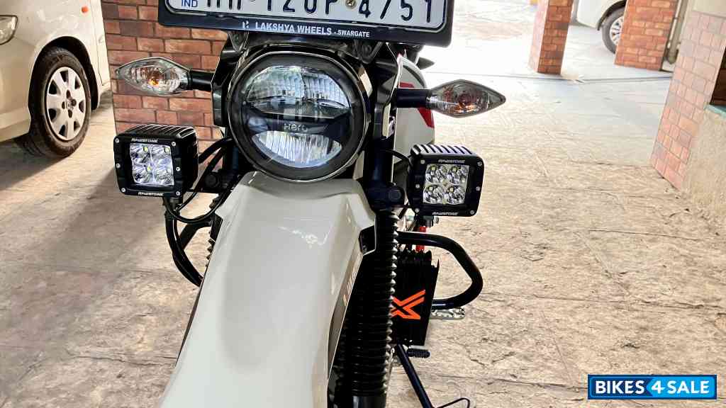 White / Red Hero Xpulse 200 4V Rally Edition White / Red Hero Xpulse 200 4V Rally Edition