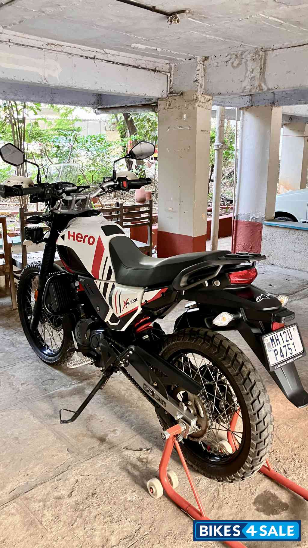 White / Red Hero Xpulse 200 4V Rally Edition White / Red Hero Xpulse 200 4V Rally Edition