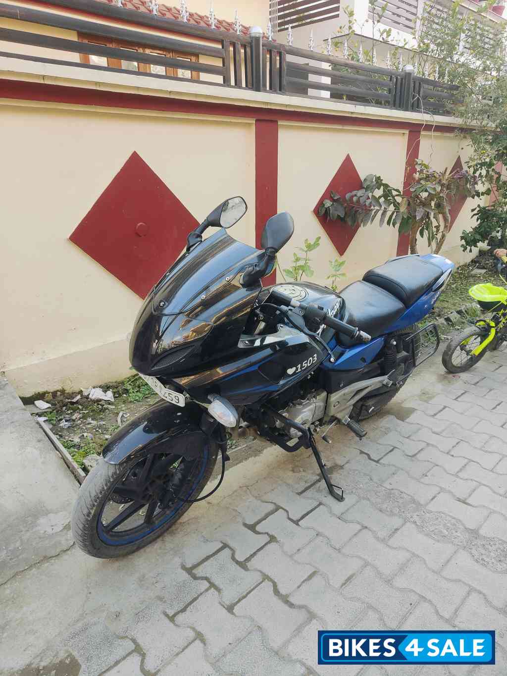 Blue Bajaj Pulsar 220F Blue Bajaj Pulsar 220F