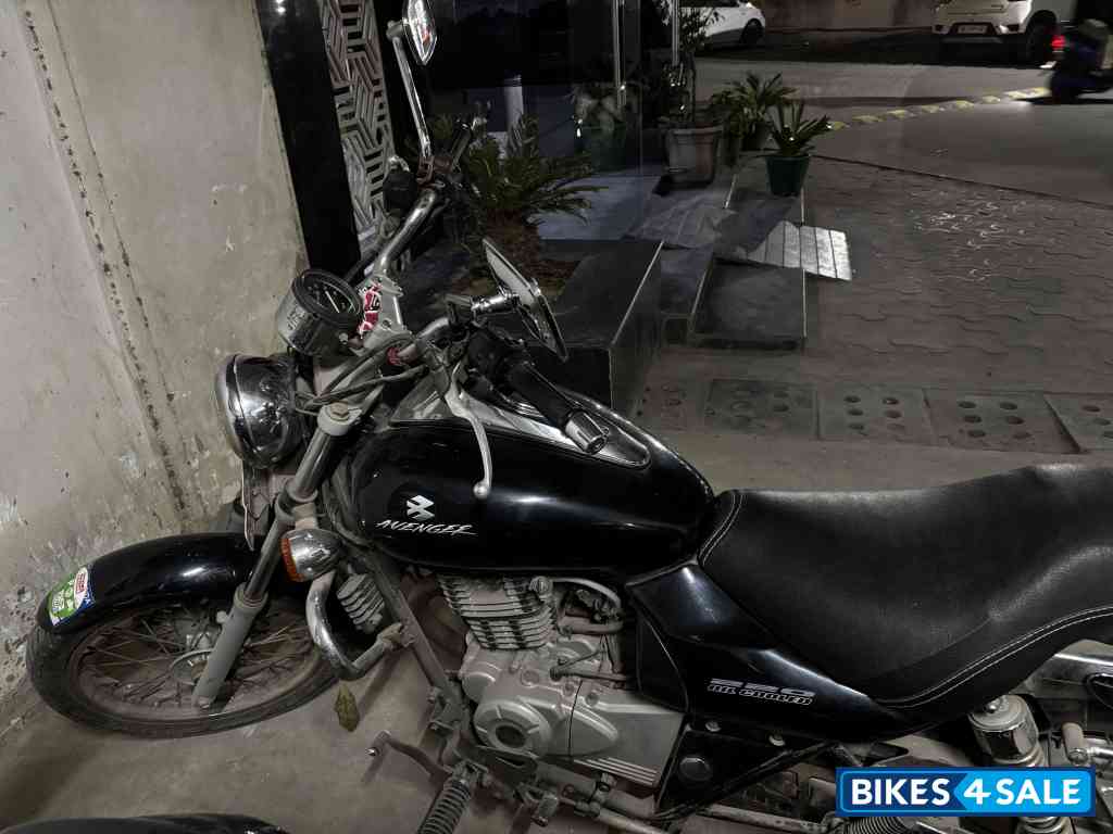 Black Bajaj Avenger 220 DTS-i Black Bajaj Avenger 220 DTS-i