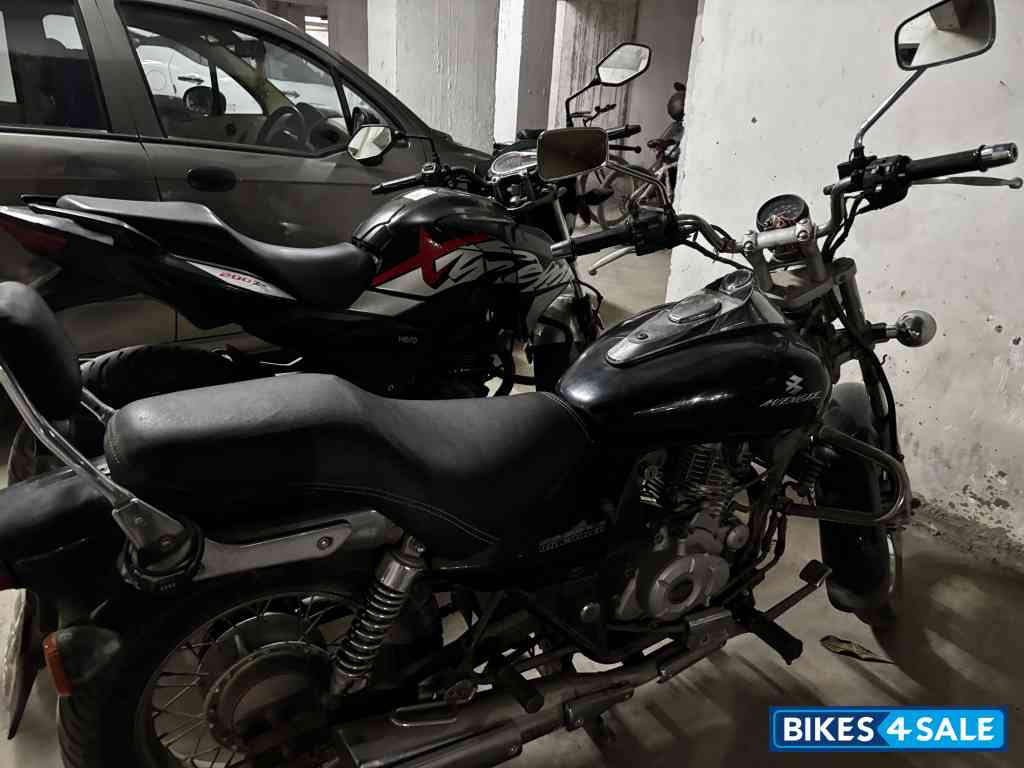 Black Bajaj Avenger 220 DTS-i Black Bajaj Avenger 220 DTS-i