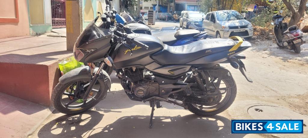 Bajaj Pulsar 150 Neon
