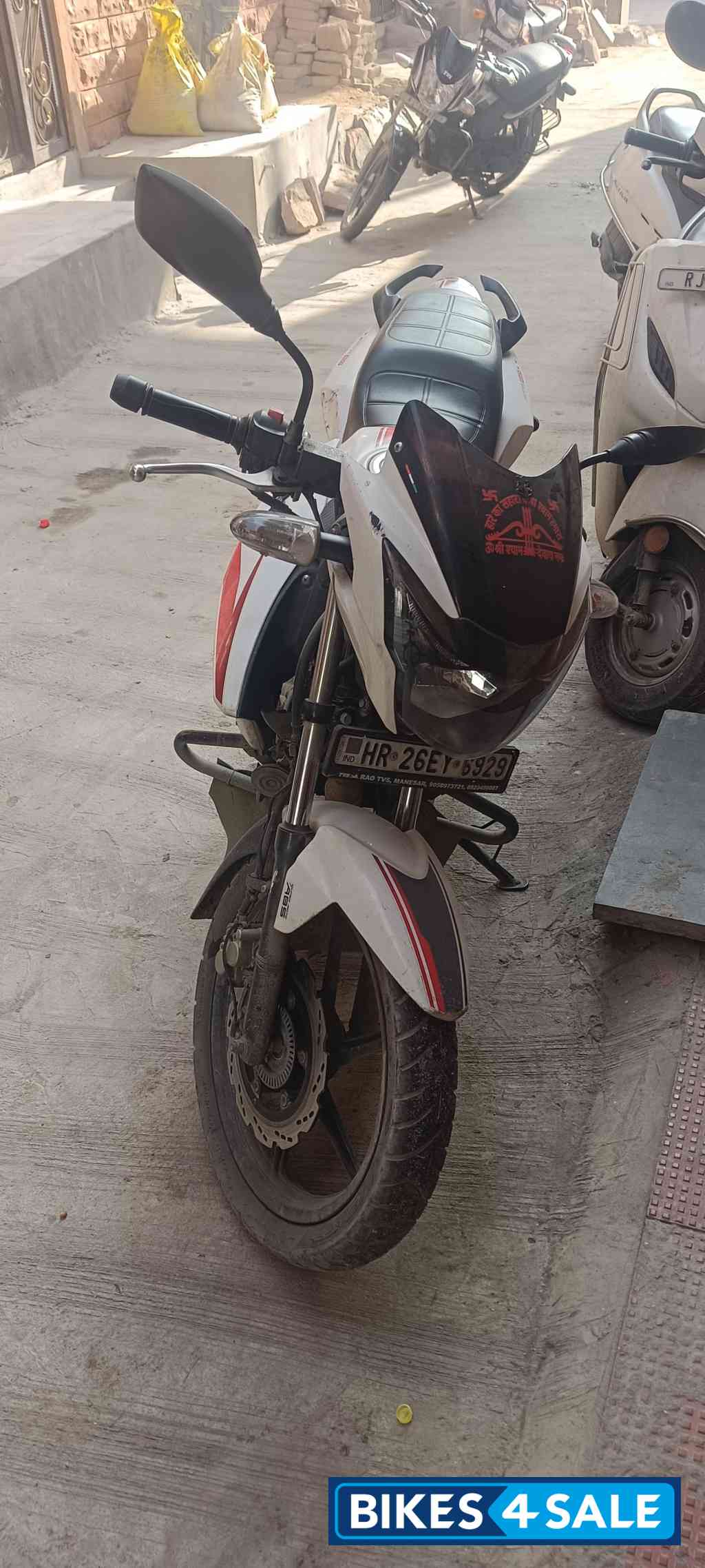White TVS Apache RTR 160