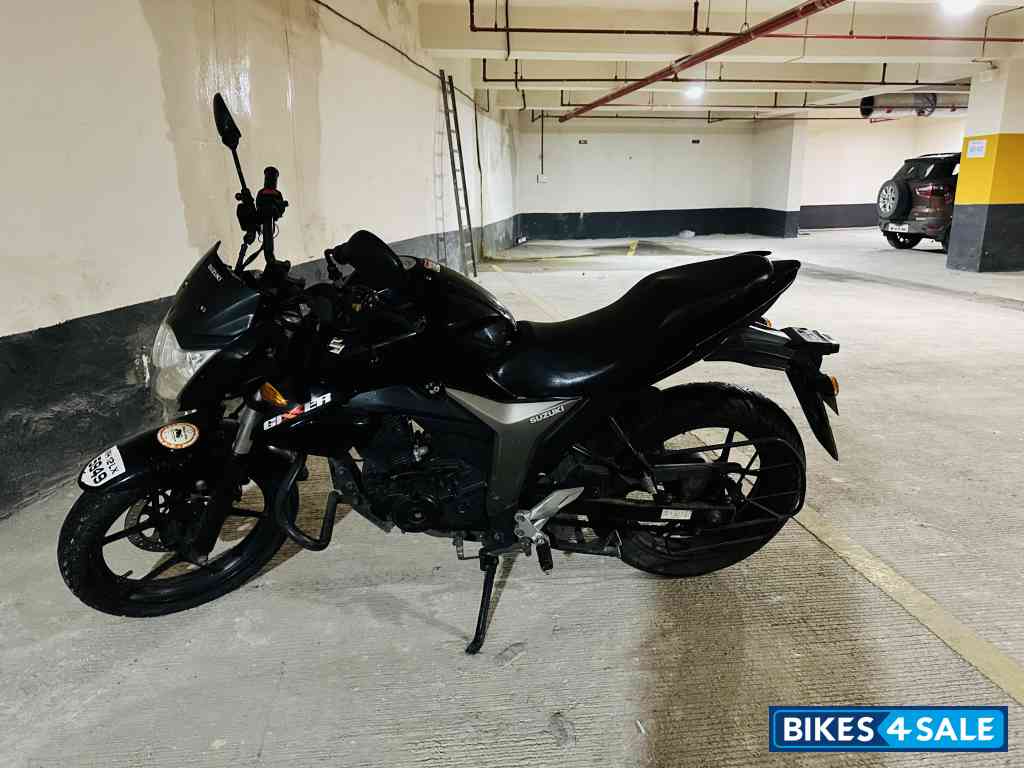 Black Suzuki Gixxer 150