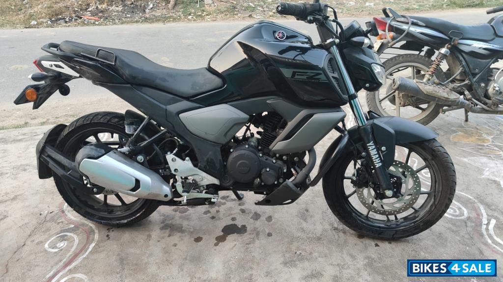 Black Yamaha FZ FI V3 BS6