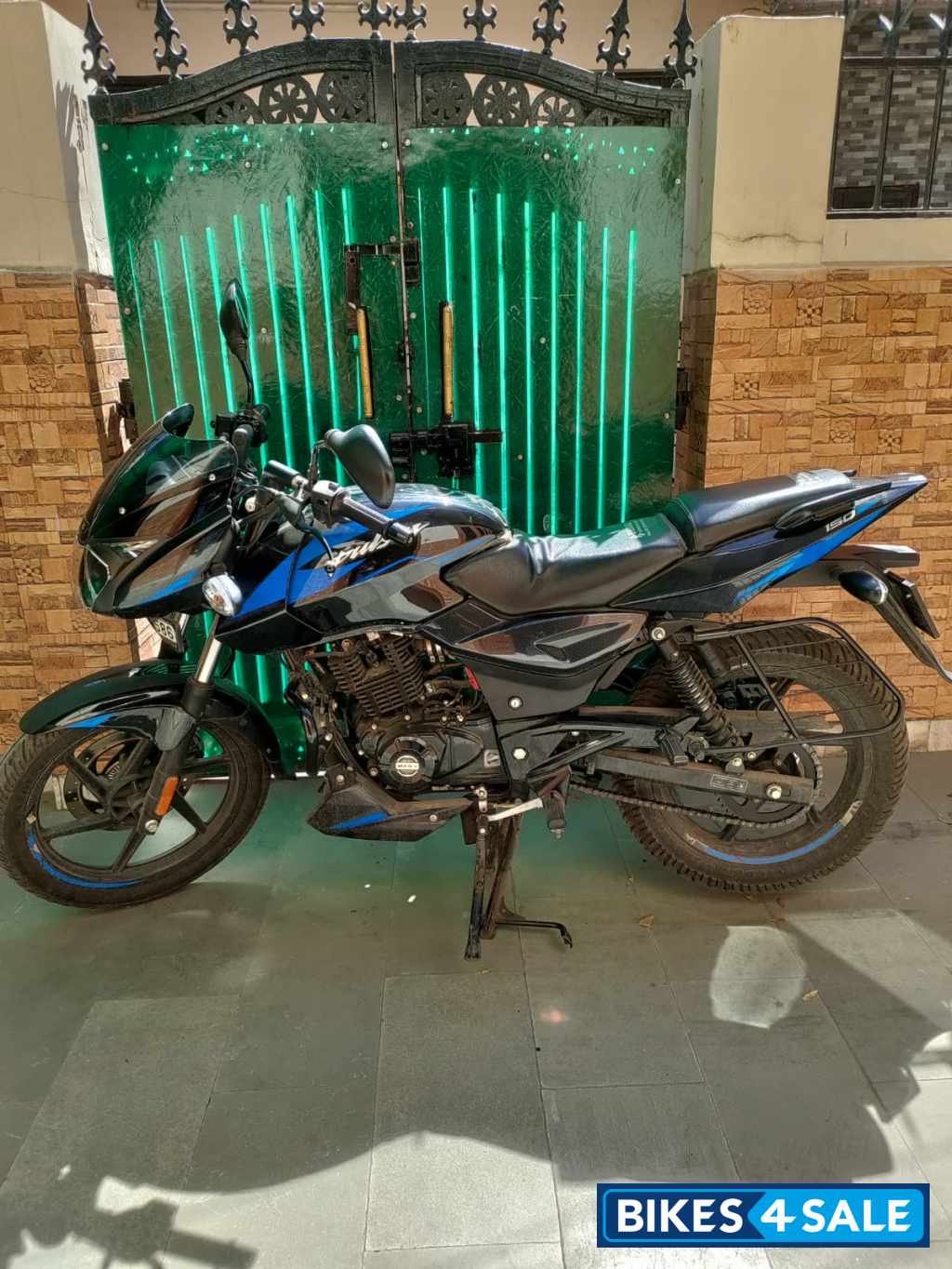 Black Bajaj Pulsar 150 Black Bajaj Pulsar 150