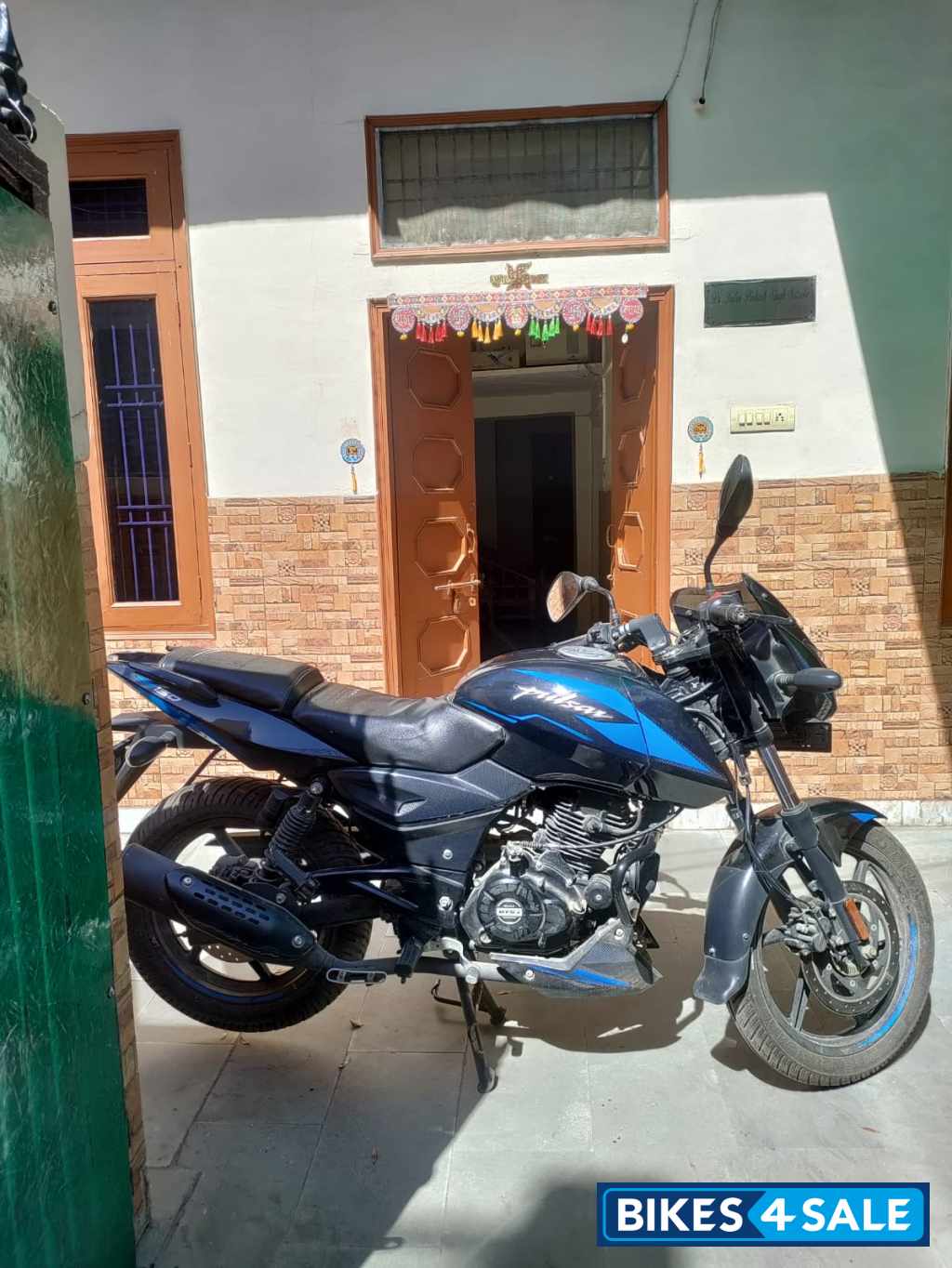 Black Bajaj Pulsar 150 Black Bajaj Pulsar 150