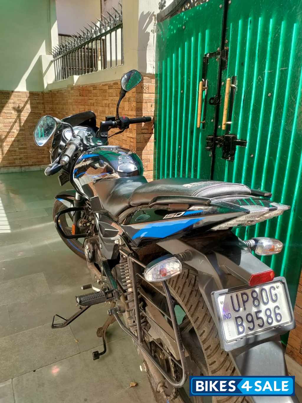 Black Bajaj Pulsar 150 Black Bajaj Pulsar 150