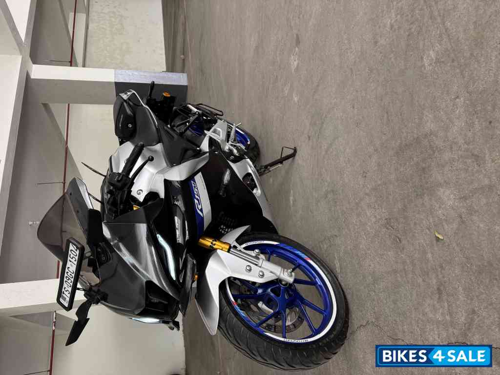 Metallic Silver Yamaha R15M Metallic Silver Yamaha R15M