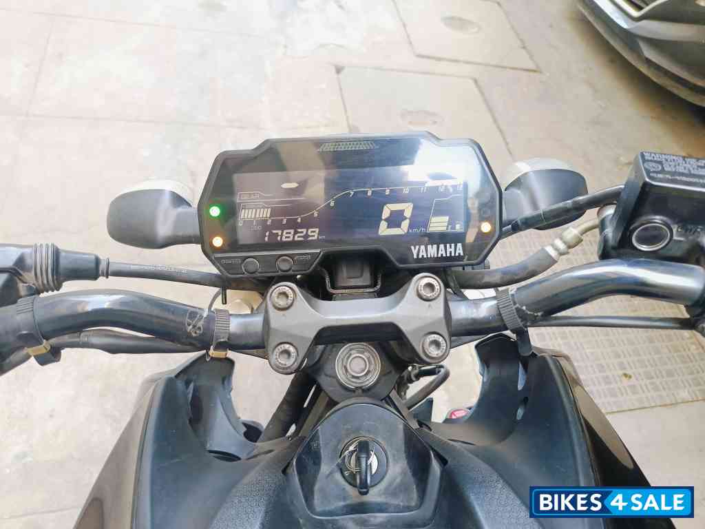 Metalic Black Yamaha MT-15 Ver 2.0 Metalic Black Yamaha MT-15 Ver 2.0