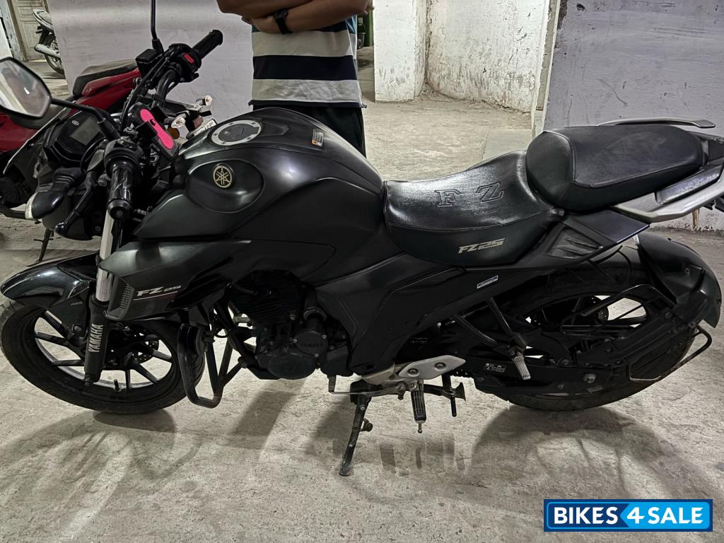 Black Yamaha FZS 25