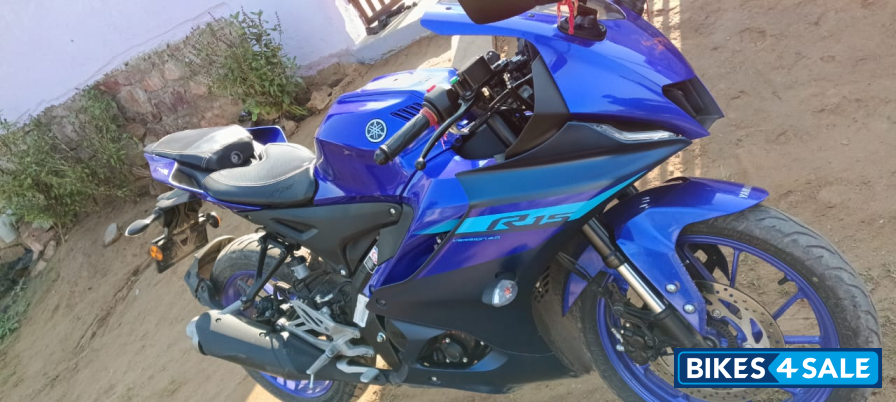 Blue Yamaha R15 (QS White Vermilion) Blue Yamaha R15 (QS White Vermilion)