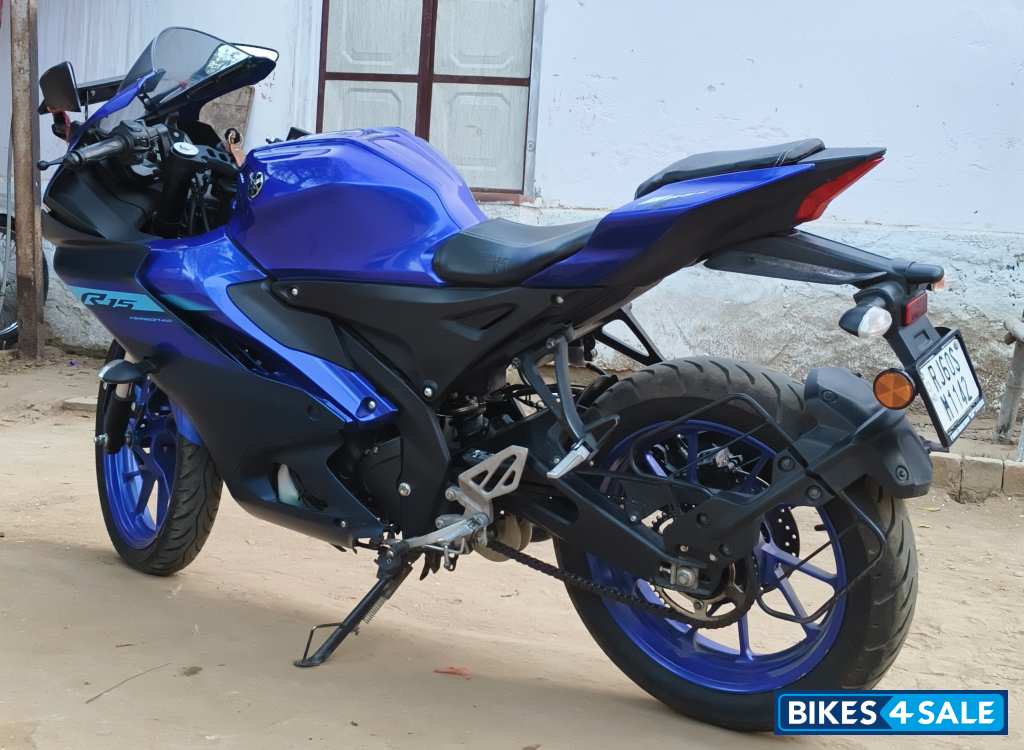 Blue Yamaha R15 (QS White Vermilion) Blue Yamaha R15 (QS White Vermilion)