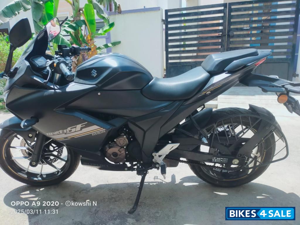 Maat Black Suzuki Gixxer SF 250 Maat Black Suzuki Gixxer SF 250