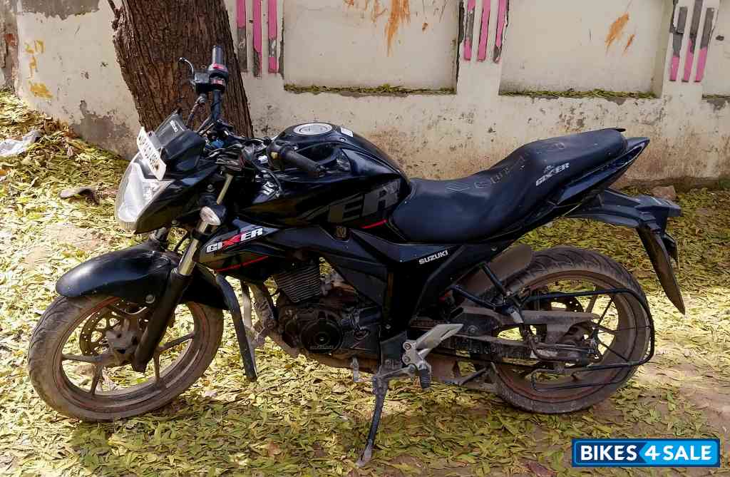 Sparkle Black Suzuki Gixxer 150