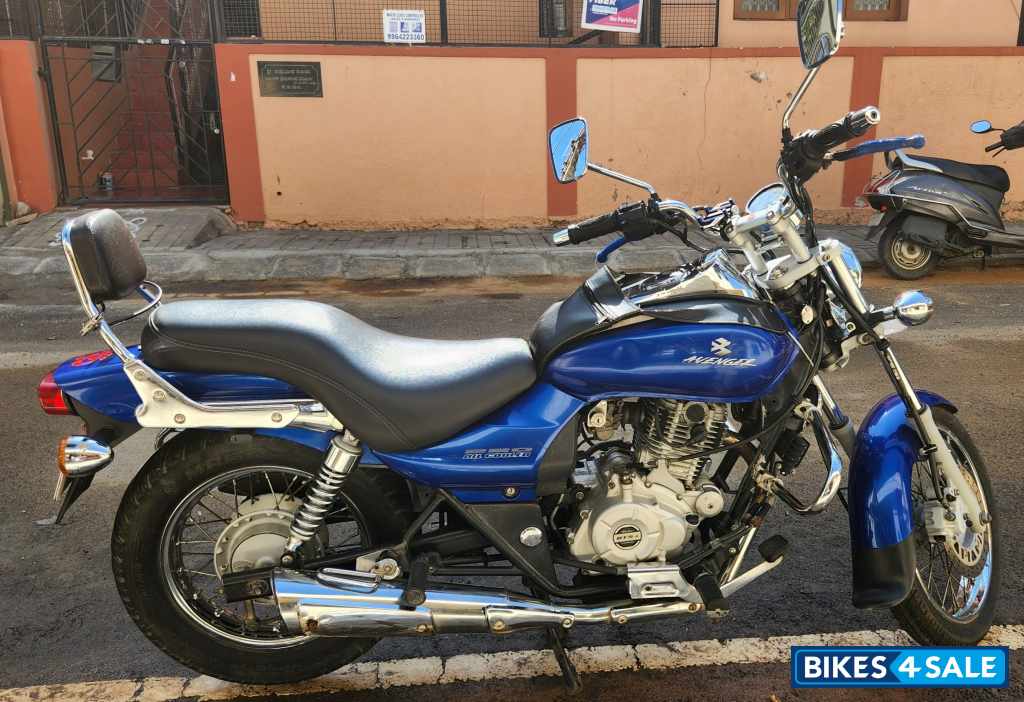 Blue Bajaj Avenger 220 DTS-i Blue Bajaj Avenger 220 DTS-i