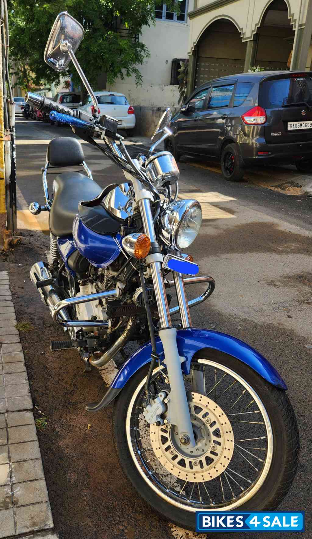 Blue Bajaj Avenger 220 DTS-i Blue Bajaj Avenger 220 DTS-i