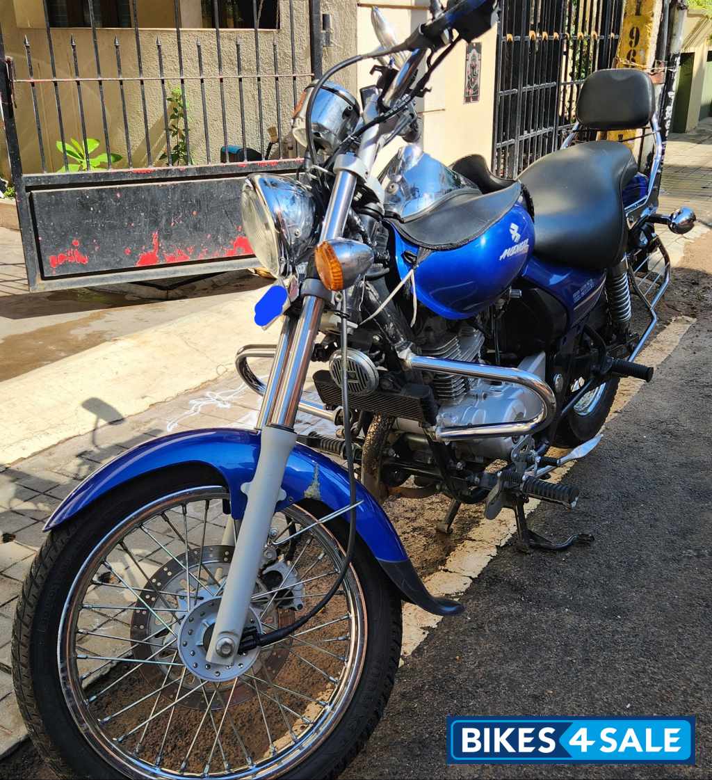 Blue Bajaj Avenger 220 DTS-i Blue Bajaj Avenger 220 DTS-i