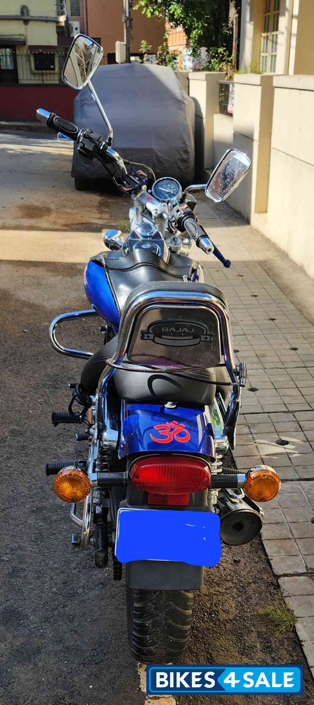Blue Bajaj Avenger 220 DTS-i Blue Bajaj Avenger 220 DTS-i