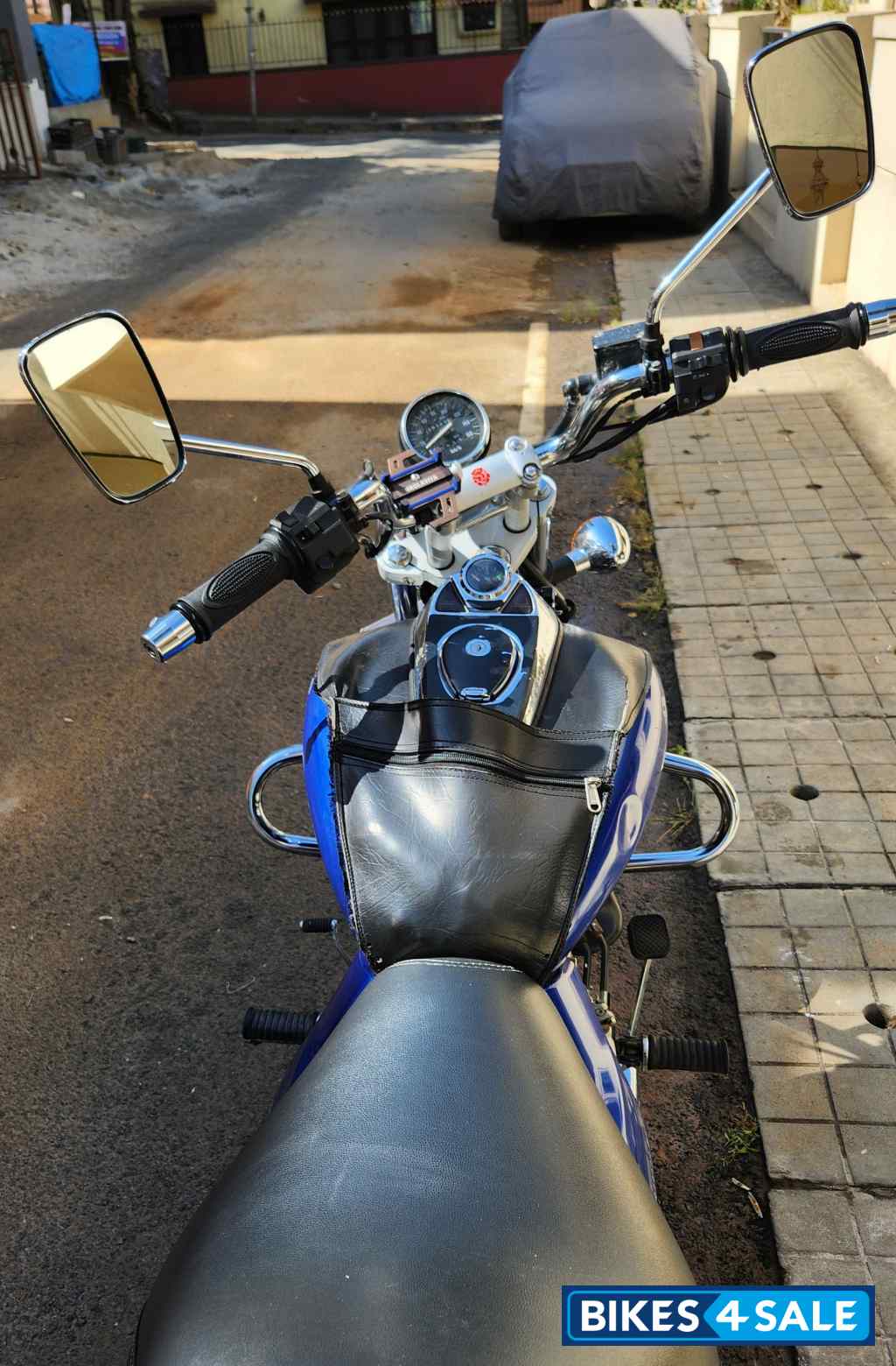 Blue Bajaj Avenger 220 DTS-i Blue Bajaj Avenger 220 DTS-i