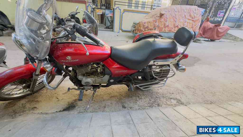Red Bajaj Avenger 220 DTS-i Red Bajaj Avenger 220 DTS-i