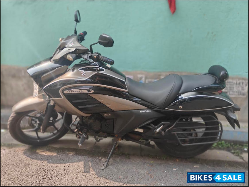 Grey Suzuki Intruder 150 FI Grey Suzuki Intruder 150 FI