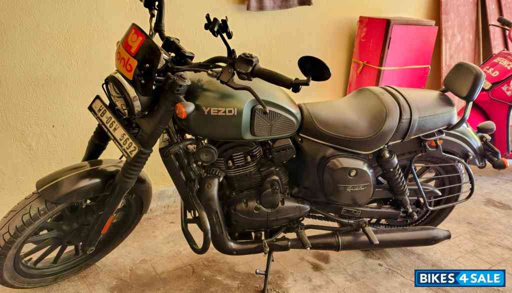 Hunter Green Yezdi Roadster Dark Hunter Green Yezdi Roadster Dark