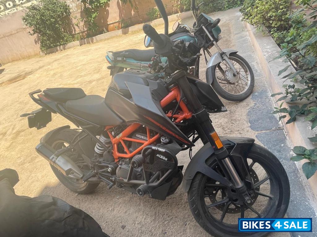 Black KTM Duke 390 Black KTM Duke 390