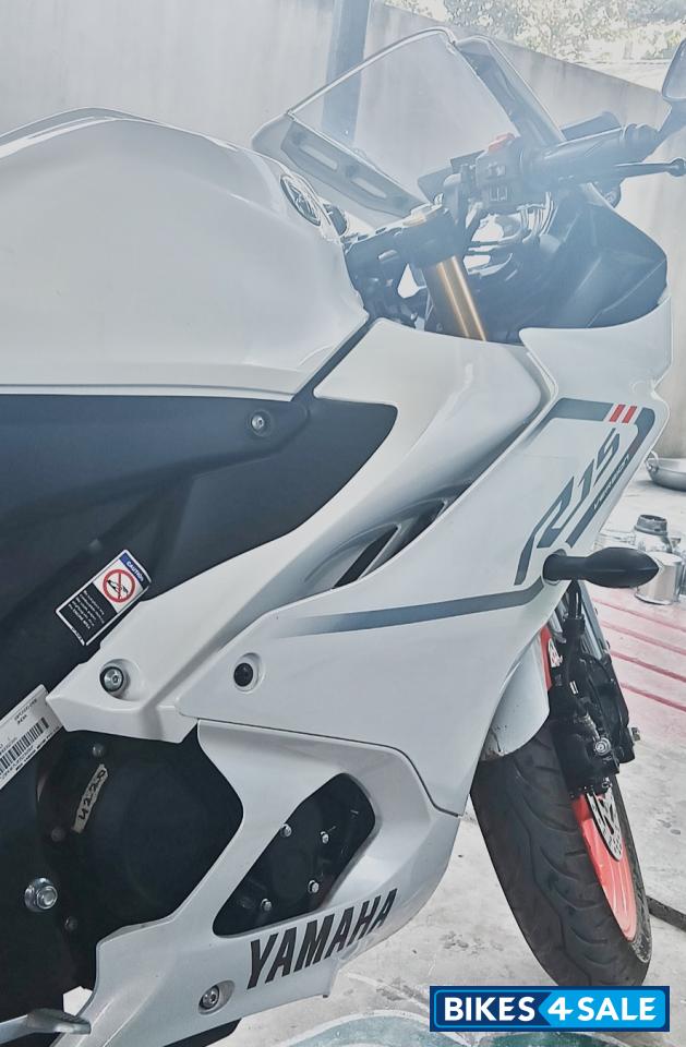 White Yamaha R15 V4 White Yamaha R15 V4