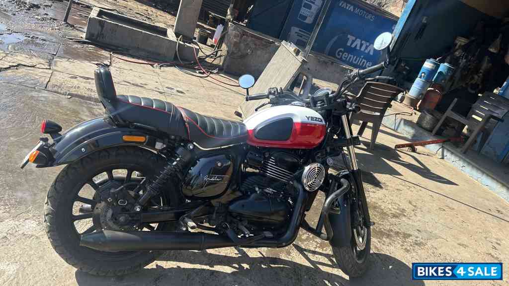 Yezdi Roadster Dual Tone Yezdi Roadster Dual Tone