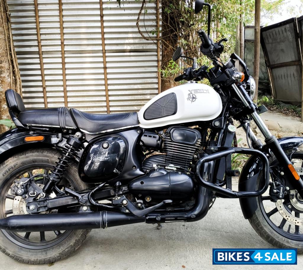 Glacial White Yezdi Roadster Dual Tone Glacial White Yezdi Roadster Dual Tone