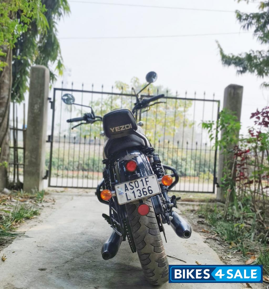 Glacial White Yezdi Roadster Dual Tone Glacial White Yezdi Roadster Dual Tone