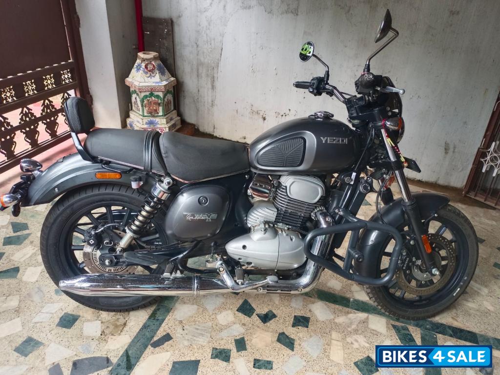 Yezdi Roadster Dual Tone Yezdi Roadster Dual Tone