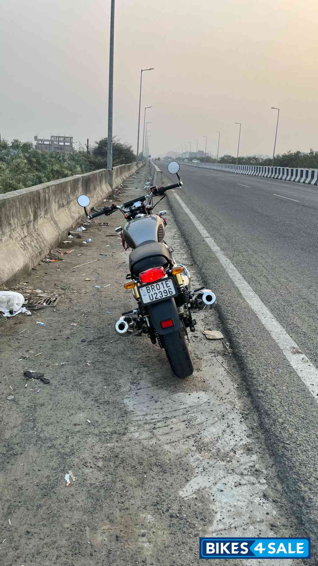 Silver Royal Enfield Interceptor 650 Twin Silver Royal Enfield Interceptor 650 Twin