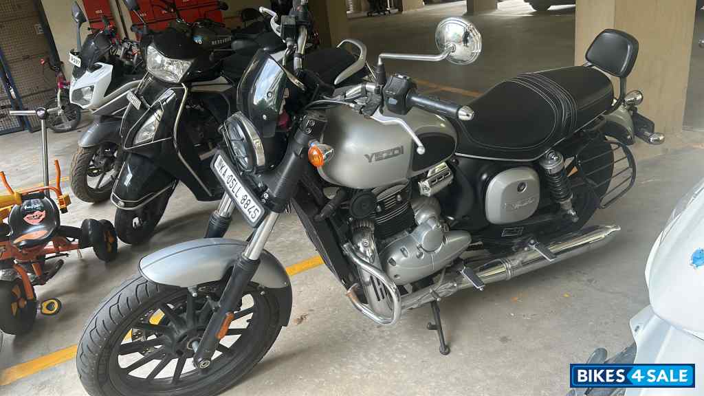 Sin Silver Yezdi Roadster Chrome Sin Silver Yezdi Roadster Chrome