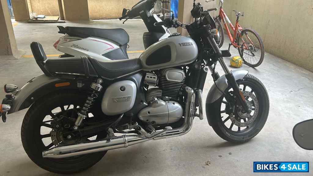 Sin Silver Yezdi Roadster Chrome Sin Silver Yezdi Roadster Chrome