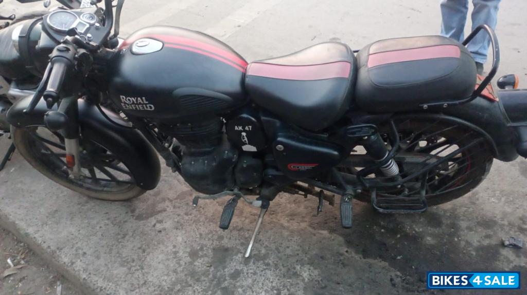Dark Stealth Dark Royal Enfield Classic 350 BS VI Dark Stealth Dark Royal Enfield Classic 350 BS VI