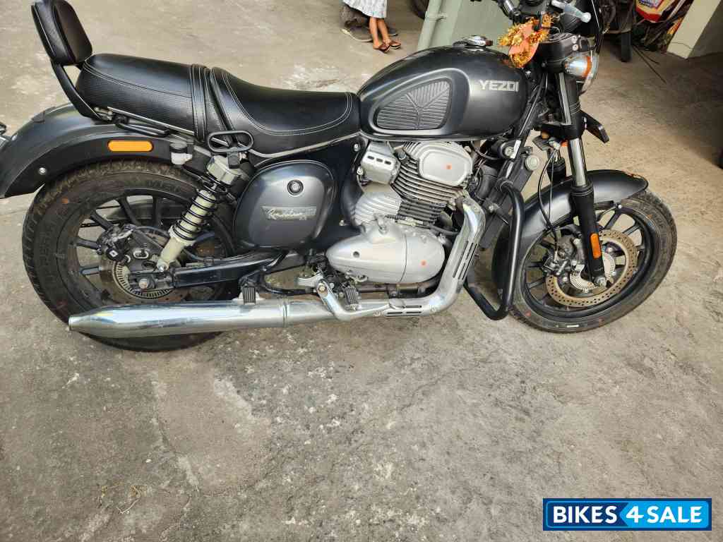 Gallant Gray Yezdi Roadster Chrome Gallant Gray Yezdi Roadster Chrome